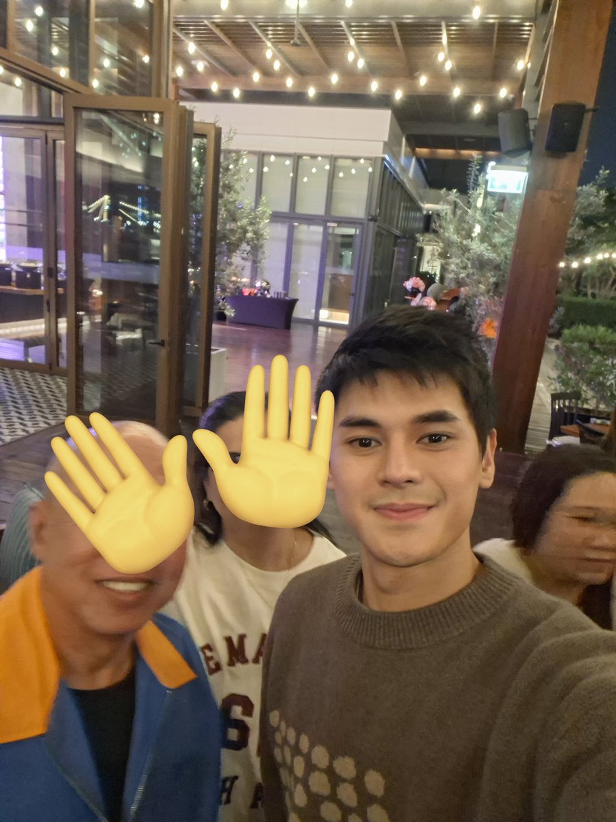 doriepv's tweet photo. Sabi ko Dust papic kami ng asawa ko, ay hello po kuya.
Me: pwede ikaw na magselfie, di ako sanay sa ganito pose.
Thank you Dudu. @dustinyuu 

MARHABA DUSTBIA SA DUBAI
UAE WELCOMES BDV https://t.co/B3t1X2jSTz