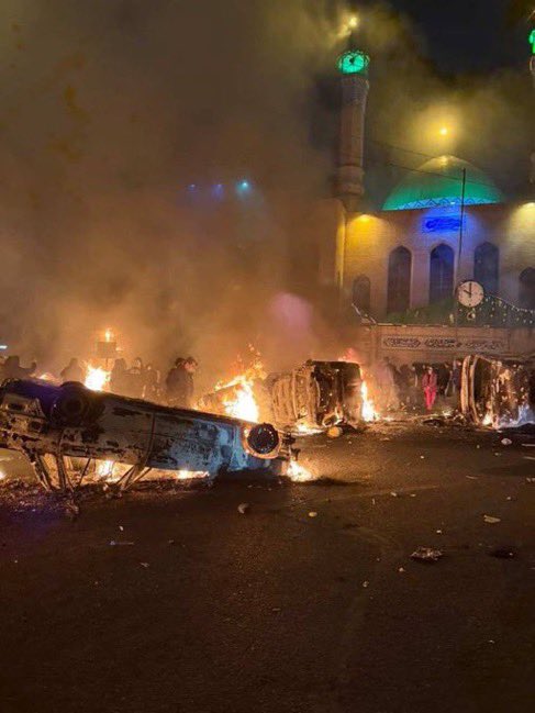 NiohBerg's tweet image. To clarify, Iranians are not burning down mosques and shrines because of inflation and sanctions, despite what legacy media wants you to think.