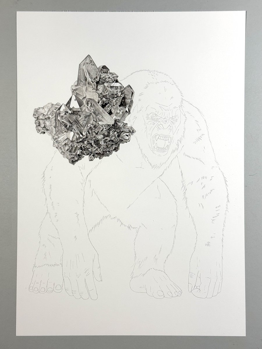 yuichiro_abe's tweet photo. ミネラルマルシェの社長からのご依頼で、イエティ × ヒマラヤクォーツを制作させていただきました💎

ヒマラヤ山脈に潜むイエティ、その土地で生まれたヒマラヤクォーツと融合させたい、という思いから生まれた作品です。

一般的にイエティは黒い毛に覆われてるとされていますが、今回はクォーツの透明感や清らかさを活かすため、白いイエティとして表現しました。

もし本当にイエティが存在するなら、
その体の一部は、ヒマラヤクォーツでできているかもしれない💎