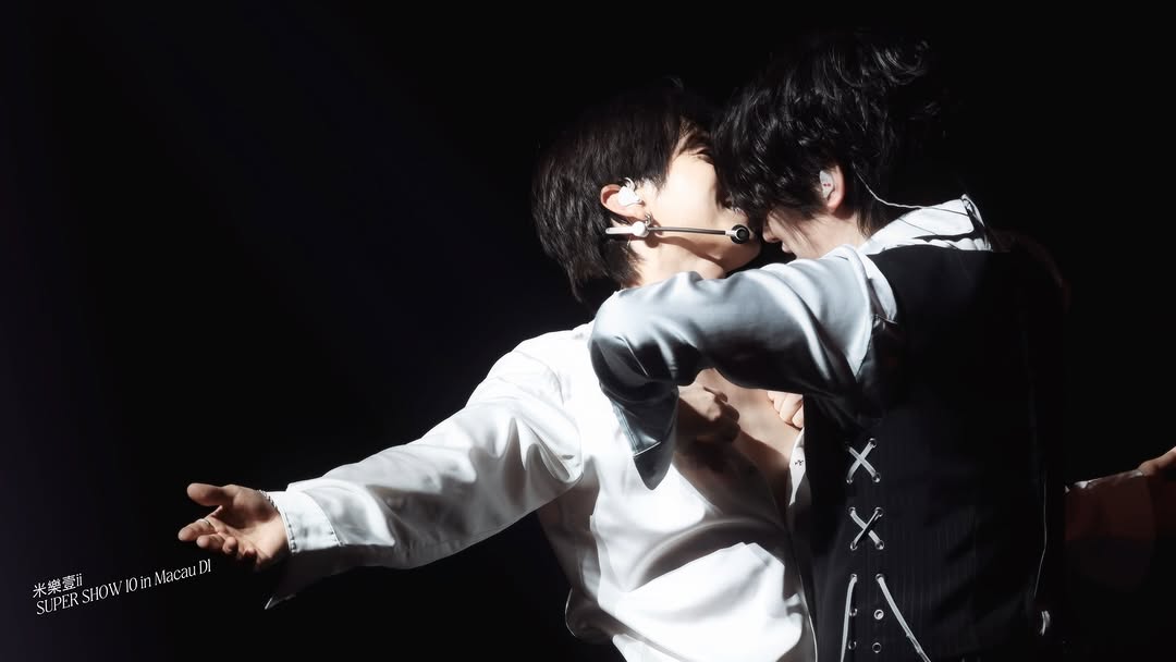 _jungsooheechul's tweet photo. that teasing smile 😃😃
just let them on their own world ❤️💙
cr on pict
#LEETEUK #HEECHUL #TEUKCHUL #TEUKHEE https://t.co/iNtJjg8FX3