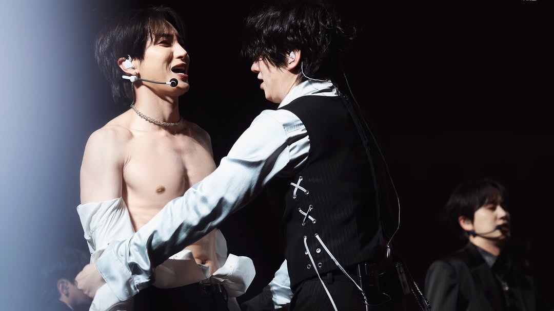 _jungsooheechul's tweet photo. that teasing smile 😃😃
just let them on their own world ❤️💙
cr on pict
#LEETEUK #HEECHUL #TEUKCHUL #TEUKHEE https://t.co/iNtJjg8FX3