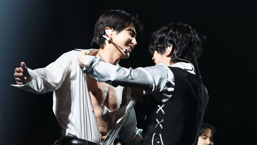 _jungsooheechul's tweet photo. that teasing smile 😃😃
just let them on their own world ❤️💙
cr on pict
#LEETEUK #HEECHUL #TEUKCHUL #TEUKHEE https://t.co/iNtJjg8FX3