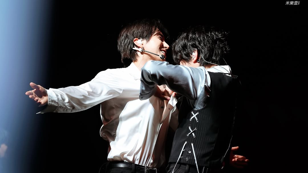 _jungsooheechul's tweet photo. that teasing smile 😃😃
just let them on their own world ❤️💙
cr on pict
#LEETEUK #HEECHUL #TEUKCHUL #TEUKHEE https://t.co/iNtJjg8FX3
