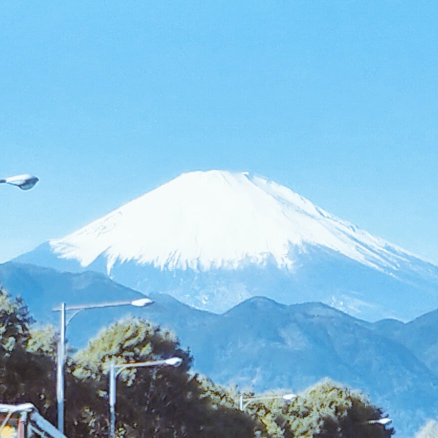 game36226491's tweet photo. 年始を避けた帰��中です。
富士山はデカい！ https://t.co/JU9kg4z8sX