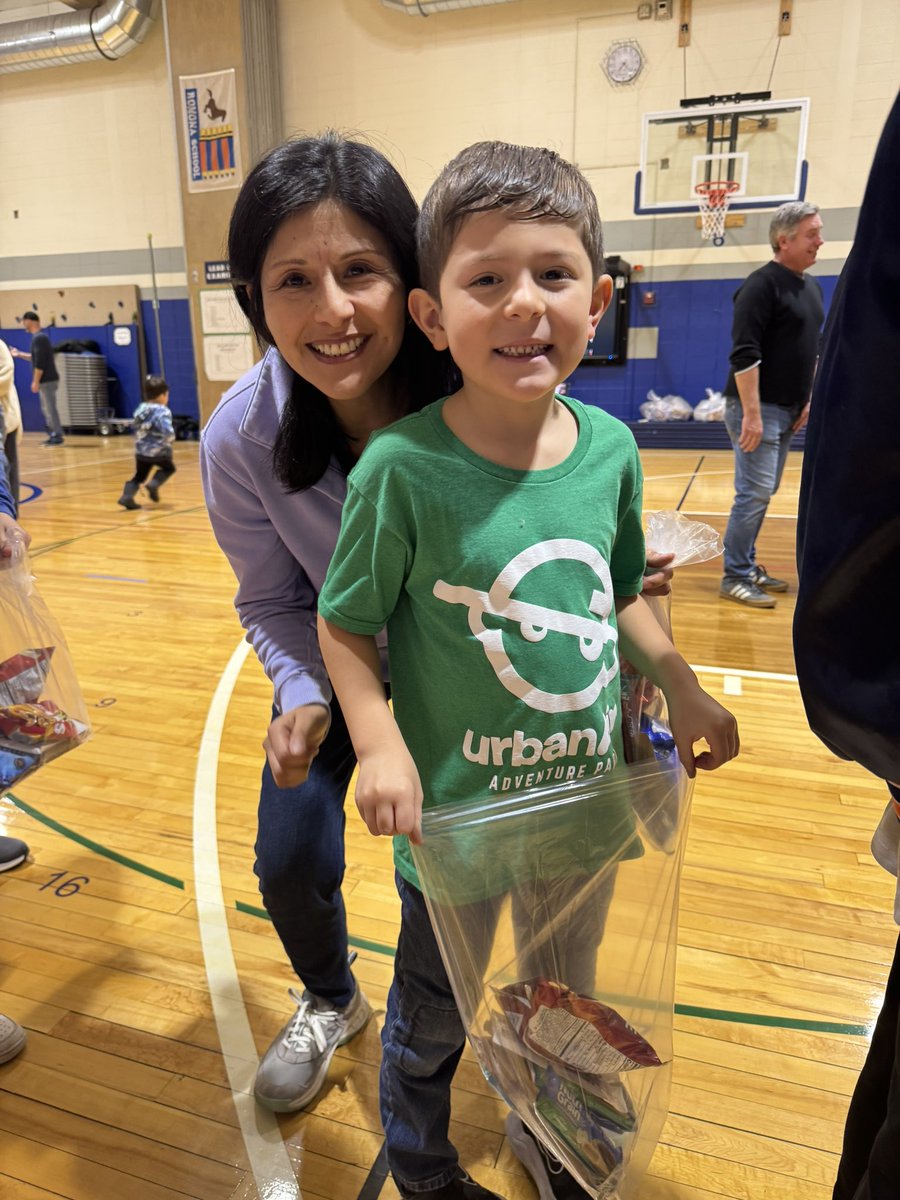 Kindness ROCKS! Tonight’s PTA event filled our hearts as we filled snack bags for children in need across our the Chicagoland! Thank you to <a href="/fillaheart4kids/">Fill A Heart 4kids</a> for such a great night of service at Romona! #RomonaROCKS