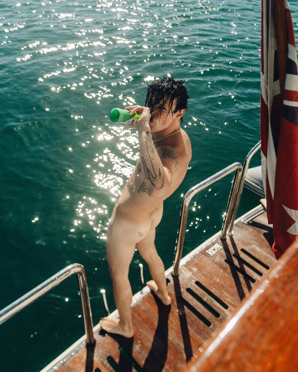 shirtlessxx's tweet photo. yungblud https://t.co/y8Je0K3HY8