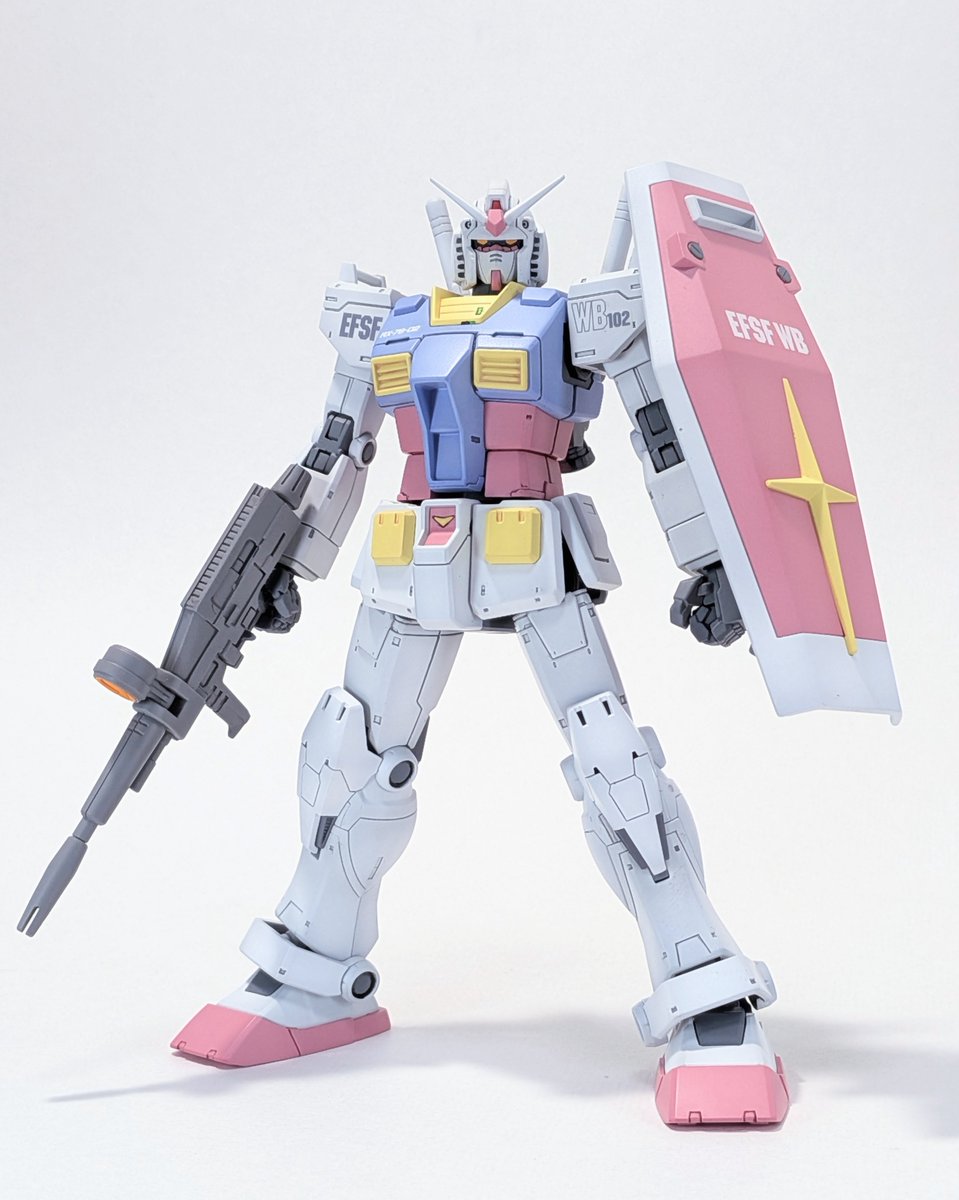 これは高校生の頃に初めてエアブラシでグラデーション塗装に挑戦したガンダムと最近同じ塗装法で作ったガンダム。

グラデーションが控えめになりました。