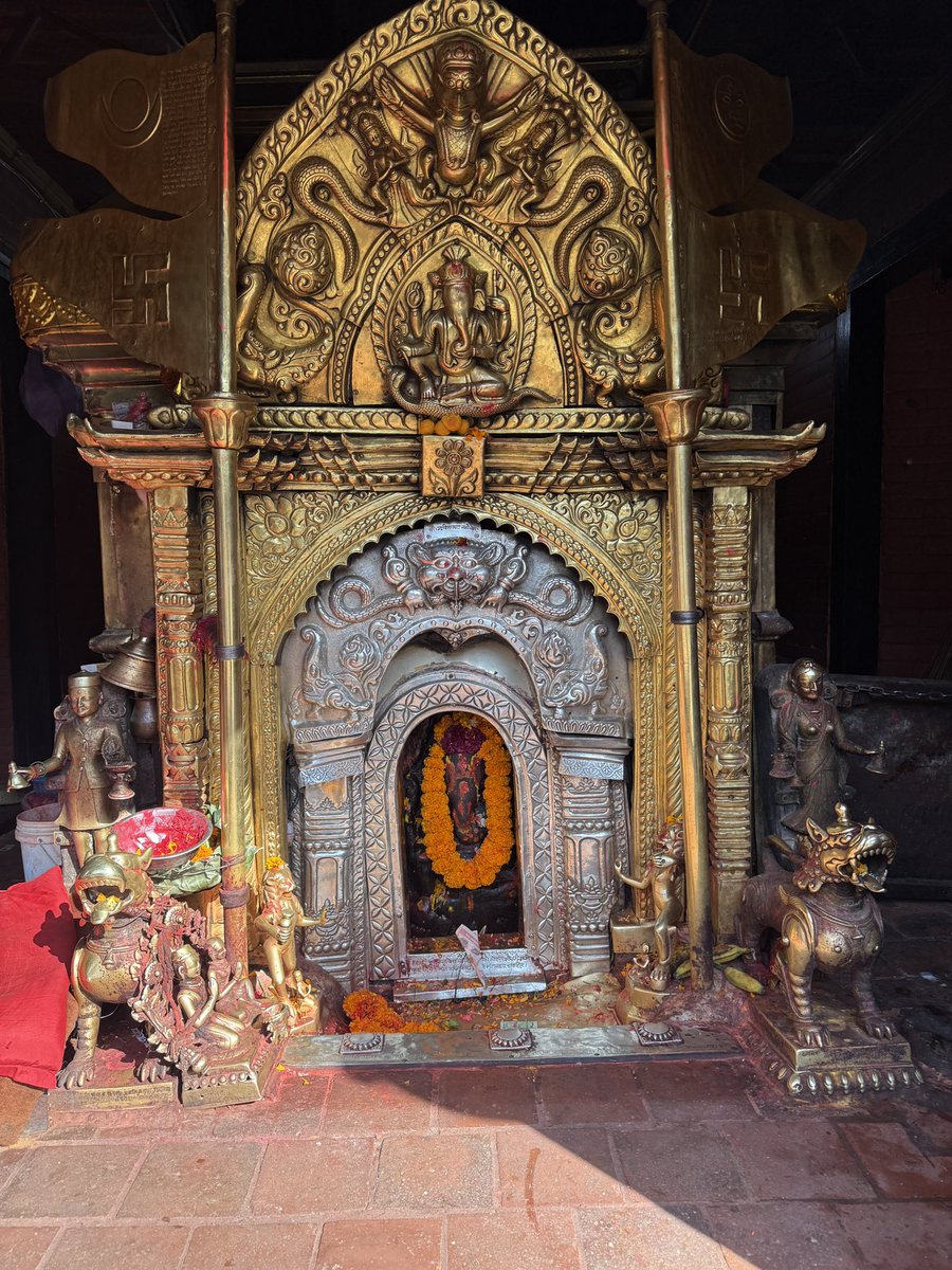 sg_sajan's tweet photo. पानी बाँड्ने, पैसा बाँड्ने, सिंहदरबार जलाउने अनि त्यसलाई खिचेर देखाउने—यस्ता सांसद भएपछि देश र कानुन  कसरी बन्छ ? कानुन र कूटनीति जान्ने पनि “म सांसद बन्छु” भन्नु नि ।जोक्स र भ्रष्टाचार मात्र गर्न जान्नेहरू सरकारमा पुगेपछि देशको हालत कस्तो भयो, देखिएकै छ। देशको चिन्ता। हरि ॐ। https://t.co/MieqOevKAY