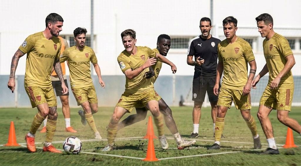 SantaCabezaCF's tweet photo. Que se preparen ellos. Nosotros ya estamos listos.

Intensidad máxima en El Huesario a 4 días del debut. Nos vemos muy pronto, @SuperContLeague. ⏳👊

#SantaCabezaCF #Ready #Pretemporada #SCL2026 https://t.co/ehhIVOxA8g