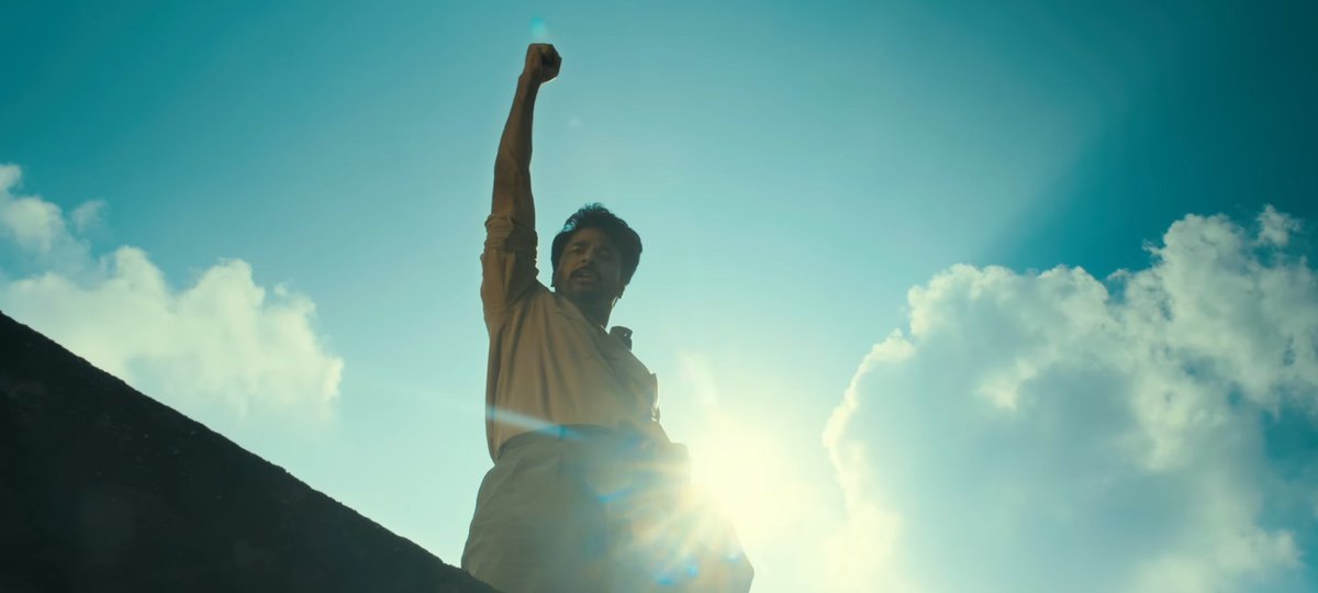 Cinetrendssk's tweet photo. Vijay fans’ insecurity hits peak levels after Sivakarthikeyan’s #Parasakthi receives massive positive reviews. 🥵

#Parasakthi #Sivakarthikeyan https://t.co/PezCflS6g9