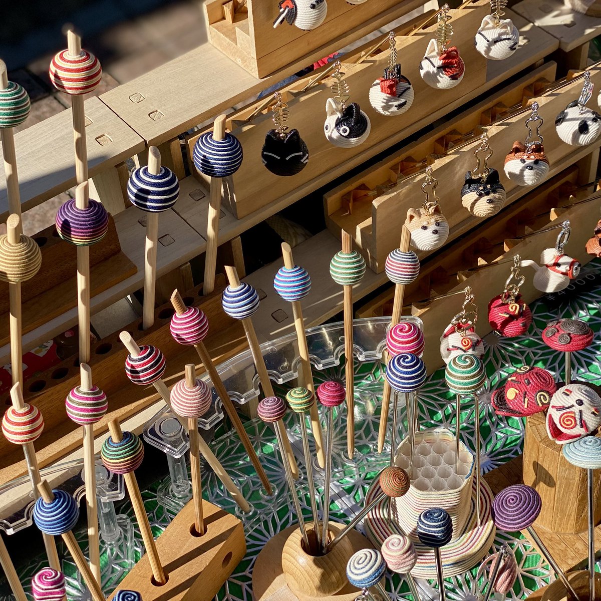 本日1/10は
横浜駅みなみ西口ジョイナス前
『ハンドメイドマルシェ』で
かんざし並べてます😄
強風が恐怖ですが、
お近くにお越しの際は是非ぜひ
御御足お運びくださいませ♪
ふうせん蔓拝