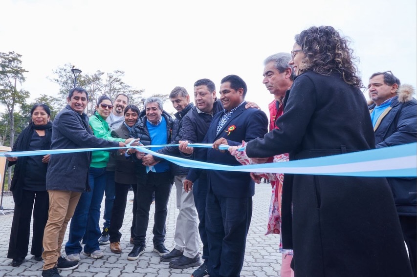 santypatriota's tweet image. 🇦🇷🇧🇴 La Municipalidad de Ushuaia se vendió a la Patria Grande, e inauguró la "Plaza Estado Plurinacional de Bolivia".

Cuando los bolivianos en esa ciudad no hicieron otra cosa que afear el paisaje, talando bosques y construyendo villas miseria, como El Escondido y El Cañadón.