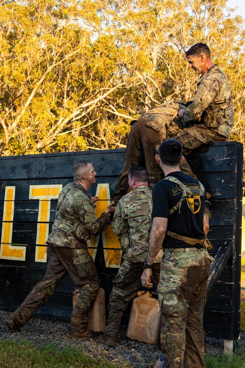 25thID's tweet photo. Leadership is a contact sport.
"The Green Mile" tested the physical and mental toughness of the I Corps leaders, pushing them to work together and lead from the front.
This is the "Athlete" in the "Be READY" framework.
#LeaderDevelopment #BeReady #FirstCorps #TropicLightning https://t.co/BiZJdOVRWv