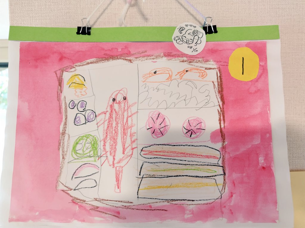 ⚪️🟡🦐🔴🟢

お正月ももう彼方……といったところですが、我が家には５歳氏の作ったカレンダーの「１月」があります！
絵柄は、おせちです！！

実は、三が日の過ぎた頃、お買い得になっていた伊達巻やかまぼこを買ってきて、思う存分食べました😋🌟笑

季節の流れを感じながら…
おはようございます☀