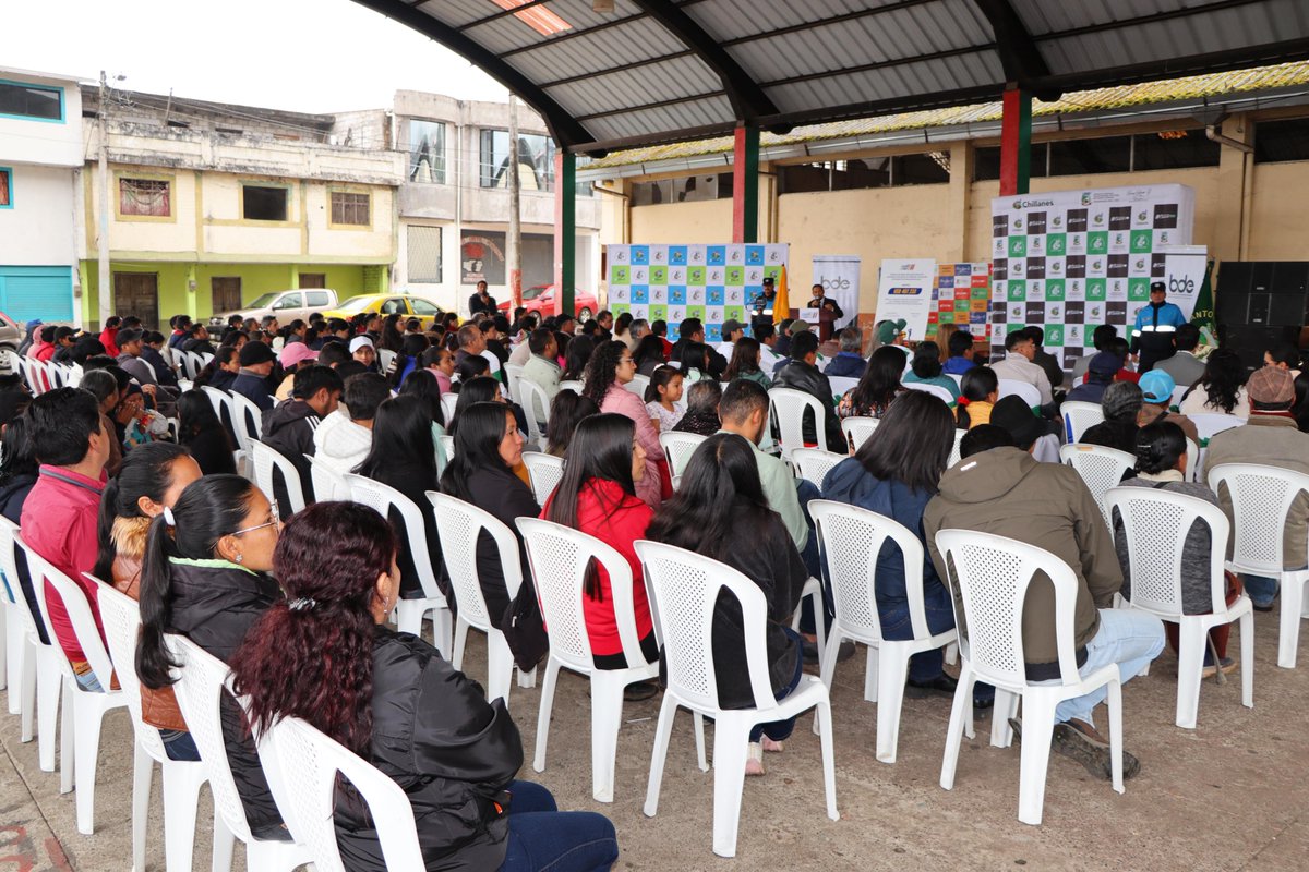 BDEcuadorBP's tweet photo. ⚽🏗️ El desarrollo llega a #Chillanes

El #BDE financia con USD 407.233 la construcción del Polideportivo del barrio Quilayaco. El convenio fue firmado junto a la alcaldesa Mirian Galarza, beneficiando a +14.250 habitantes, especialmente a niños, niñas y jóvenes.

#ElNuevoEcuadorCumple 🇪🇨
#GestiónQueTransformaTerritorios