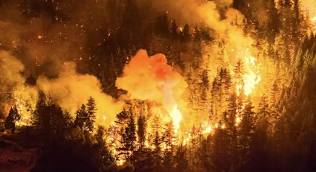 Patagonia en llamas: el fuego cruzó anoche la Ruta 40 y avanzó por el paraje el Coihue, al norte de Epuyén y al sudoeste de el Maitén. Los incendios están fuera de control y se espera otra jornada complicada en Chubut
 clarin.com/fotogalerias/i…