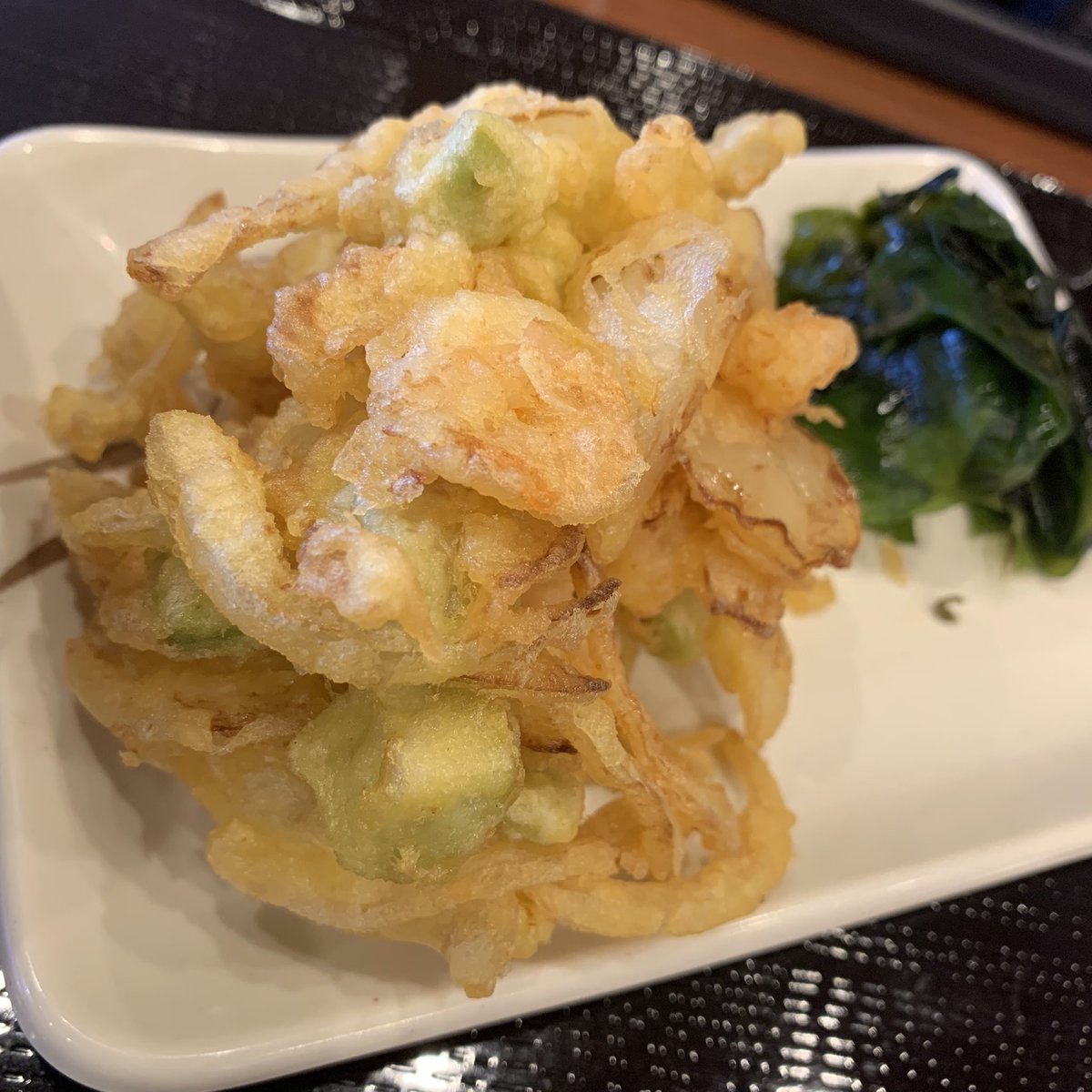 D_Dinner_Fukui's tweet photo. めっちゃいい天気だ☀️福井市へ。久しぶりの丸亀製麺。海老アボカドかき揚げがあったので思わず取ってしまった！丸亀のかき揚げは美味しい。アボカドが少しチーズみたいな食感で美味しい😋まずいはずないな。この組み合わせは。
#丸亀製麺 #かき揚げ #うどん https://t.co/yJICXmPjM2