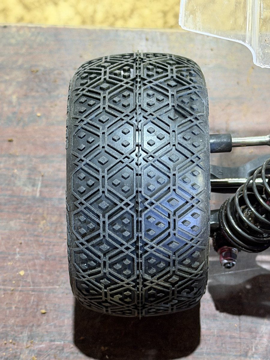 SJ_RC432's tweet photo. Jコンのニュータイヤ、ダブルバーが入荷してたので早速人柱。
なんとなくスムージー2のむっちり感を感じる。見た感じは良さそう♪
まあ数パック走ってみますかね。
#チャンスタ #XRAY #XB2 https://t.co/1lvCkYJi2u
