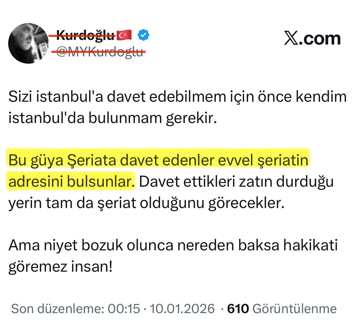 menzilkapisi's tweet photo. ALLAH (cc), HİÇBİR TASAVVUF EHLİNİ;

Yalanla, iftira ile, saçma ve komik ifadelerle,
Şeyh bildiği kişinin davet edildiği şeriata,
Şartsız şurtsuz, gönül huzuru ile gelemeyişini;
Açıklamaya çalışma çabası içine  düşürmesin…

Allah (cc), kimseyi Şerhendilerin aşağıdaki görsellerde düştüğü duruma düşürmesin…

Duamızı ettikten sonra gelelim meseleye !

Gördünüz mü Şerhendi hesaplarının dünkü paylaşımlarını !?

Bir tanesi bile diyememiş ki;
“Ne güzel olmuş, Şeriata davet olmuş, Biz de zaten meselelerin şeriat ile çözülmesi istiyorduk.
Haydi hep beraber bu şeriat çağrısını destekleyelim.
Şeriata gidelim, bu fitneyi bitirelim.”diyememişler.

Ne kadar acınası bir haldeler… 

Gerçi zaten diyemezlerdi ki;
Diyecek olsalar,
Rahmetli Gavsımızın (ks), Ş.Molla Nezir başkanlığındaki Halifelerinden oluşan Şer-i Hakem Heyeti sürecinde, derlerdi. Şeyhlerinin süreci baltalamasına müsaade etmezlerdi…

Hatırlıyor musunuz o süreci !?

Büyük Abi, yine şeriata davet edilmişti.

Şeyhlik iddiasındaki bir kişi, direk “şeriata gelmiyorum” diyemeyeceği için;

Büyük Abi “şeriata gelmiyorum” dememişti ama türlü türlü bahaneler öne sürmüştü.

Yok kışlık camide olsun, yok herkesin içinde olsun, yok kameralar önünde olsun vs. vs. vs…

Büyük Abi sanmıştı ki;
Menzil’in itibarını korumaya çalışan kardeşleri, insan içinde ve kamera önlerinde böyle bir sahne vermeyecektirler ve şartlarını kabul etmeyecektirler. Sanmıştı…

Ama Büyük Abi yine yanılmıştı !
Çünkü meselelerin çözülmemesi Menzil’in itibarına daha fazla zarar vereceği için;

Diğer kardeşler, Büyük Abinin şartsız şurtsuz şeriata gelemeyişini de sinelerine çekip, tüm şartları kabul ederek Şer-i Hakem Heyeti sürecini sürdürmüşlerdi.

Kabul edilmeyeceğini sandığı tüm şartlarının kabulü ile;
Oyunu bozulan Büyük Abi, tüm çabalarına rağmen,
Sürecin kişiler ve kameralar önünde yaşanıyor olması sebebi ile -ki bunu kendisi şart koşmuştu-, imza atmaktan kaçamamıştı.

Ancak;
Sürecin, Şeriat ile devam etmesi halinde;
Kitaplarda dahi geçmeyen, menşei belli olmayan görüşünün haksız çıkacağını,
Herkesin meselenin gerçek yüzünü göreceği gören Büyük Abi,

Şer’i hüküm çalışmalarına ve hükmün açıklanmasına fırsat vermemek için kısa sürede attığı imzadan dönmüştü.

İşte burası çok enteresandı !

Kandırılmış binlerce kişinin, uyanacak olmasının verdiği KORKU ile;
Bir ‘Şeyh’ sözünden ve imzasından dönmeyi, şeriattan kaçmayı tercih etmişti…

Şaşırtıcı olan diğer bir husus da;

Bu yaşananlar sonrası kimi Serhendiler gittikleri yolun yanlış olduğunu anlayıp intisabını değiştirmiş olsa da,

Zaten tüm iddialarının boş çıkacağını bilen Büyük Abinin imzasından dönmesine;
Kimi Serhendilerin hiç tepki göstermemesiydi.

Diyememişlerdi ki;
“Korku girdi içime” diyerek bir şeyhin sözünden, imzasından dönmesi nasıl mümkün olabilir ? dememişlerdi.

Bizim şeyhimiz neden sürekli şartlar sunuyor, meseleyi başka yerlere çekip algı yapmaya çalışıyor ki,
Sanki, Rahmetli Gavsımız’ın (ks) Halifelerinden oluşan Heyet; Şeriatı, Menzili, Vakıfı bilmiyor mu ? diyememişlerdi.

Ama neyseki şimdi yeniden şeriata davet var. 
Serhendiler için yeni bir fırsat var.

Belki şimdi derler…

Belki bu kez, Serhendiler, Serhendi Mollar,
Şeriatın yanında durur da;
Şeyhlerinin bu kez bahanelere ve manipülasyonlara sığınmasına ve süreci baltalamasına müsaade etmezler,
Güzel bir hayra vesile olurlar. İnşallah…

Evet,
Bir kez daha, bekleyip göreceğiz;
Kim Allah’ın (cc) Şeriatının yanında !?
Kim şeriatın karşısında, işin algısında !?