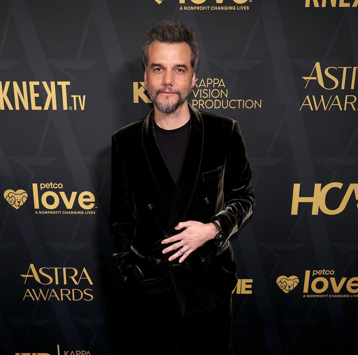 vhscut's tweet image. Wagner Moura, protagonista de ‘O Agente Secreto’, no tapete vermelho do Astra Awards.

Ele será homenageado com o Acting Achievement Award.