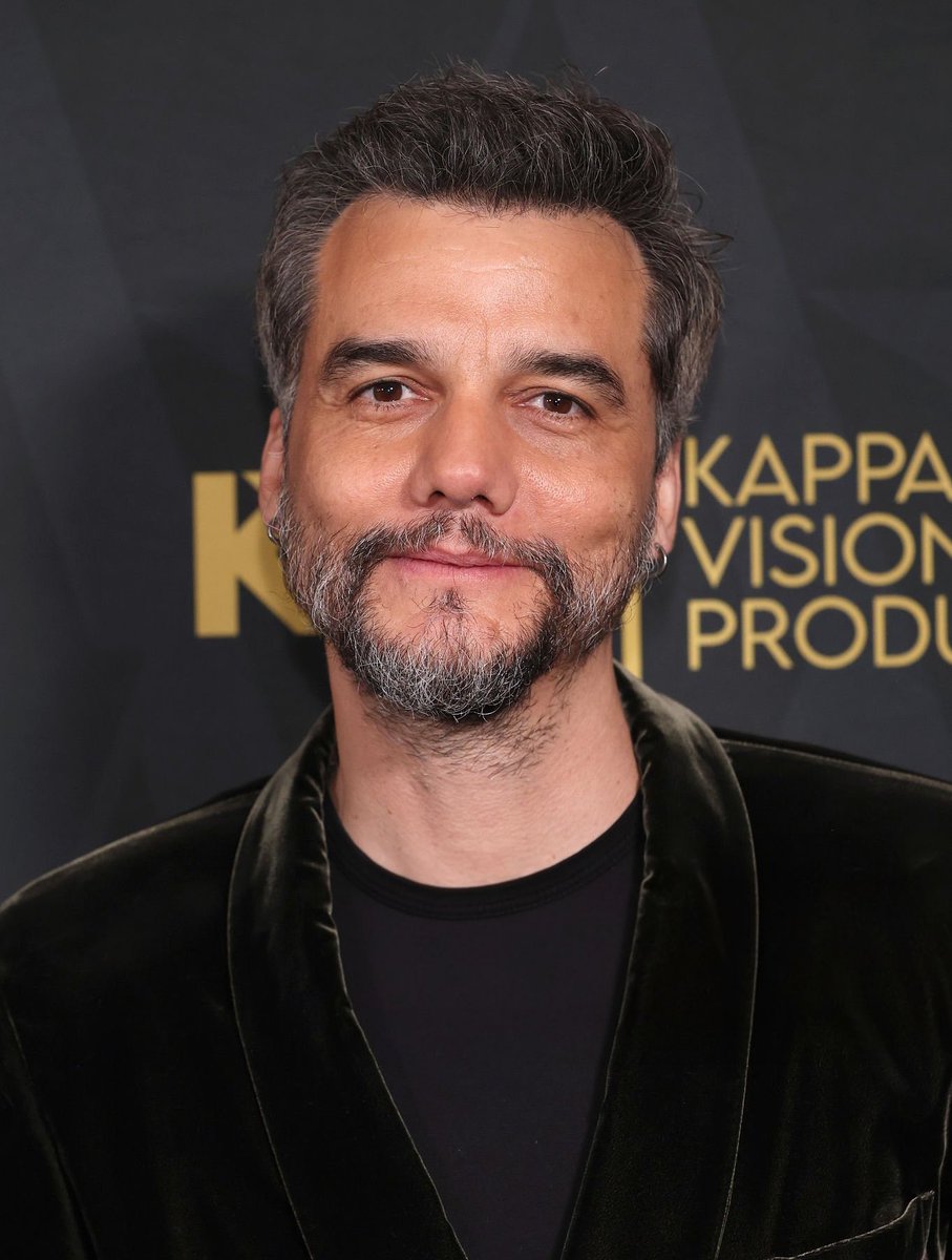 vhscut's tweet image. Wagner Moura, protagonista de ‘O Agente Secreto’, no tapete vermelho do Astra Awards.

Ele será homenageado com o Acting Achievement Award.