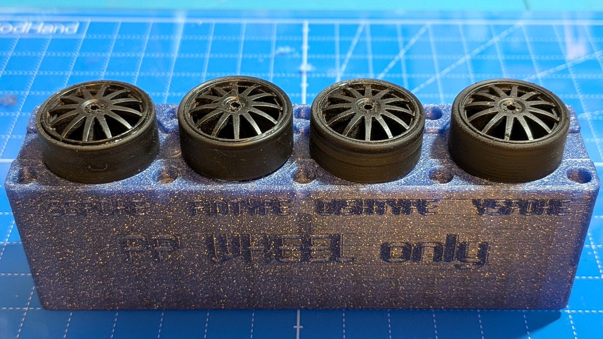 タイヤはできたので次はボデー。でもこの3連休はノーミニ四駆確定