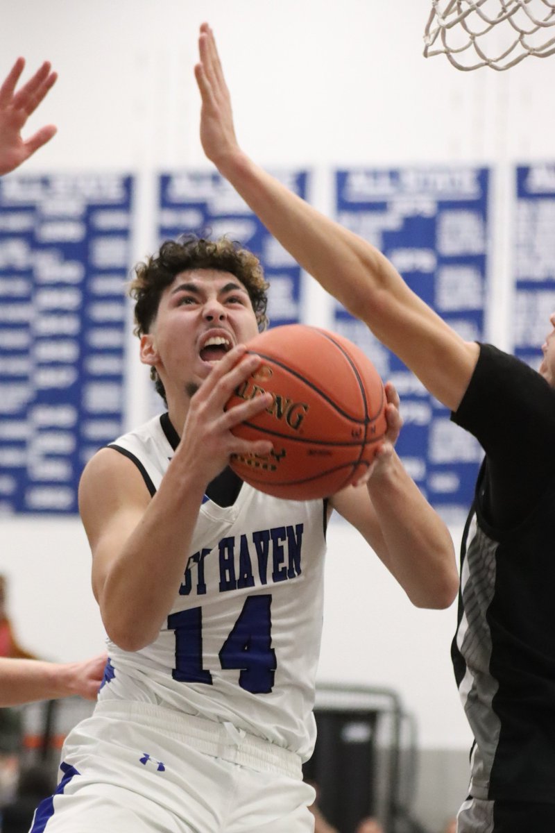 BlueDevilPhoto2's tweet image. West Haven Boys' Basketball improves to 8-1 with a 63-48 victory over the Xavier Falcons.  The Blue Devils are right back at it tomorrow when they host Thomas Edison Vocational Tech (NY) tomorrow at 4pm. @CoachMorrell1 @SCCcommissioner @ciacsports 
flic.kr/s/aHBqjCGc9c