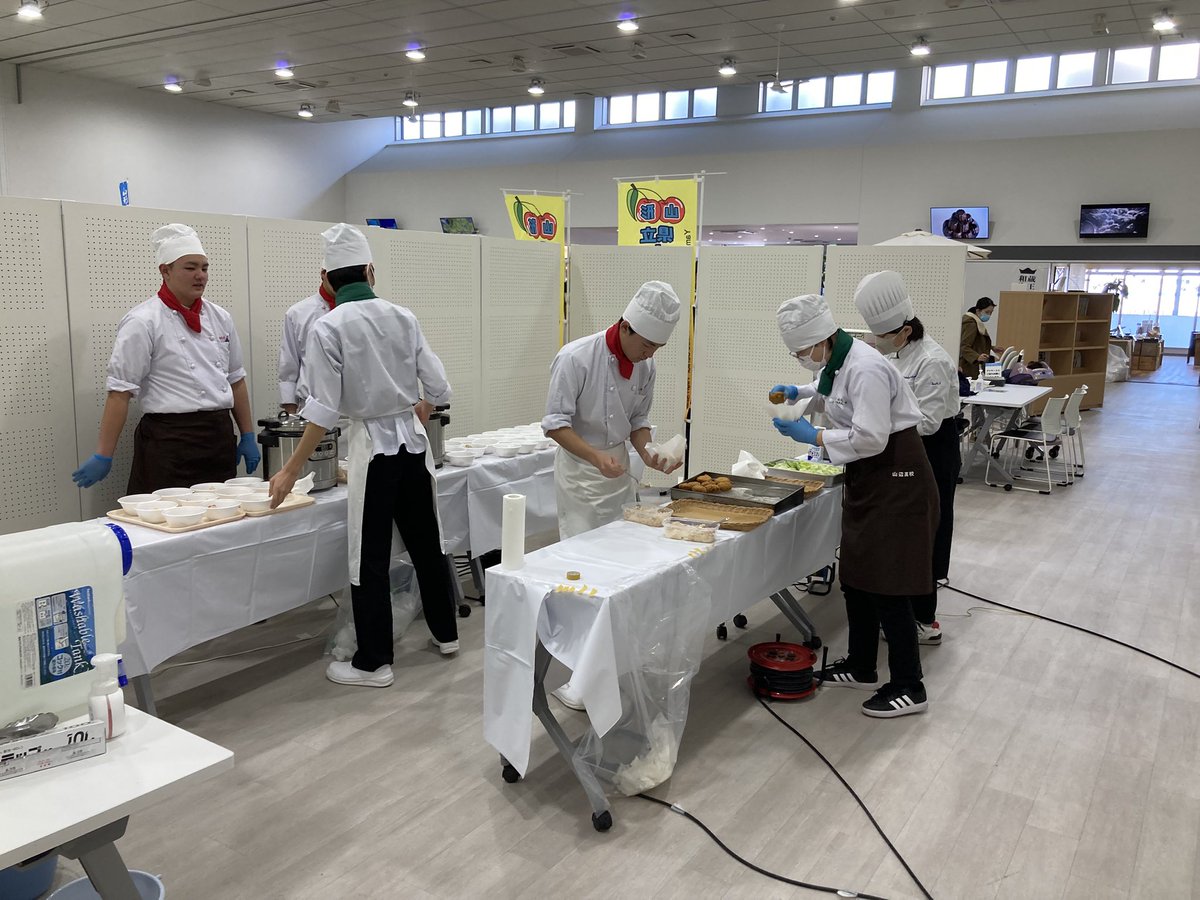 Rhythm_Station's tweet photo. 📢本日11:00〜オンエア📻✨

#加茂水産高校 ✖️ #山辺高校
SEA(し〜)らない #SEAFOOD RADIO🐠

#道の駅やまがた蔵王 からの公開生放送🎤✨@m_yzao 
試食もさせてもらいました😋
オープンから大盛況ですー🙌

高校生達が、普段は食卓にあまり出ない魚介類= #低未利用魚 を使った美味しい��ルメを共同開発して提供するイベント【低未利用魚グルメ試作販売会】の情報をご紹介🤗

高校生がラジオパーソナリティになって、メニューのこだわりや、学校や地域の魅力もお伝えします🎤✨

#FM山形 #リズムステーション
#道の駅やまがた蔵王