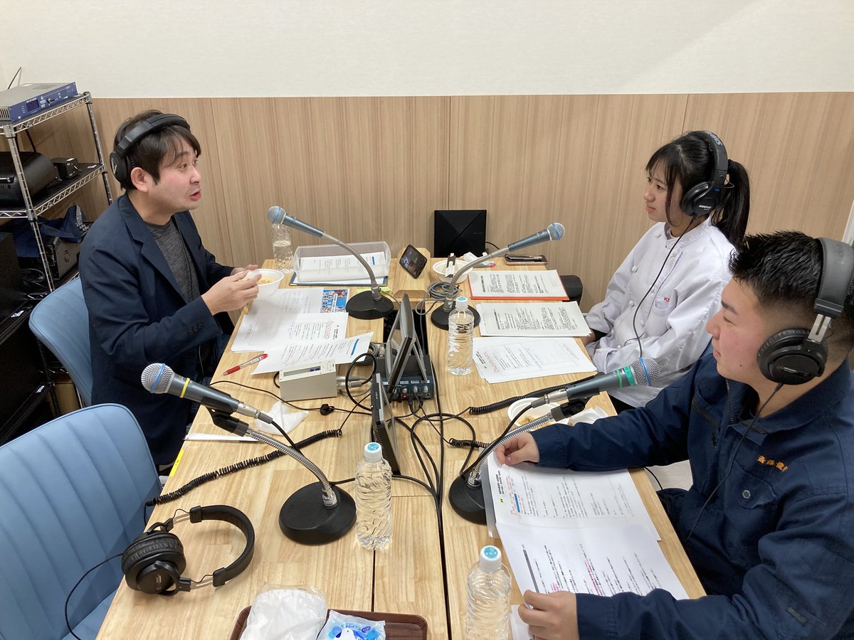 Rhythm_Station's tweet photo. 📢本日11:00〜オンエア📻✨

#加茂水産高校 ✖️ #山辺高校
SEA(し〜)らない #SEAFOOD RADIO🐠

#道の駅やまがた蔵王 からの公開生放送🎤✨@m_yzao 
試食もさせてもらいました😋
オープンから大盛況ですー🙌

高校生達が、普段は食卓にあまり出ない魚介類= #低未利用魚 を使った美味しい��ルメを共同開発して提供するイベント【低未利用魚グルメ試作販売会】の情報をご紹介🤗

高校生がラジオパーソナリティになって、メニューのこだわりや、学校や地域の魅力もお伝えします🎤✨

#FM山形 #リズムステーション
#道の駅やまがた蔵王