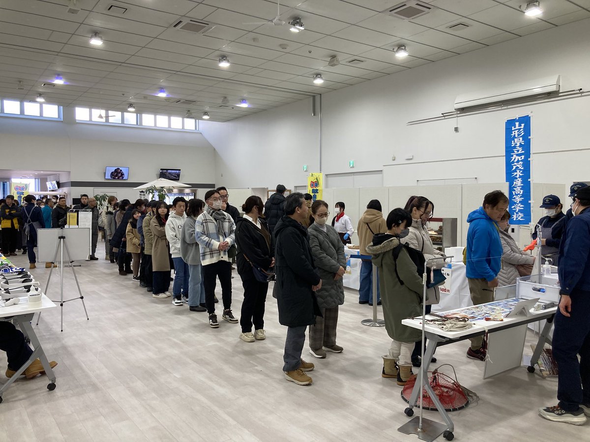 Rhythm_Station's tweet photo. 📢本日11:00〜オンエア📻✨

#加茂水産高校 ✖️ #山辺高校
SEA(し〜)らない #SEAFOOD RADIO🐠

#道の駅やまがた蔵王 からの公開生放送🎤✨@m_yzao 
試食もさせてもらいました😋
オープンから大盛況ですー🙌

高校生達が、普段は食卓にあまり出ない魚介類= #低未利用魚 を使った美味しい��ルメを共同開発して提供するイベント【低未利用魚グルメ試作販売会】の情報をご紹介🤗

高校生がラジオパーソナリティになって、メニューのこだわりや、学校や地域の魅力もお伝えします🎤✨

#FM山形 #リズムステーション
#道の駅やまがた蔵王