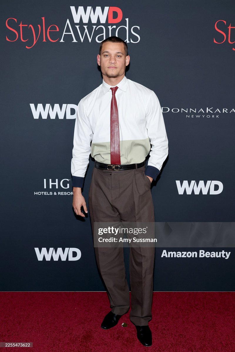 LegendaryLade's tweet image. Actor Tyriq Withers in Ferragamo SS26 RTW by Maximilian Davis! #WWDStyleAwards