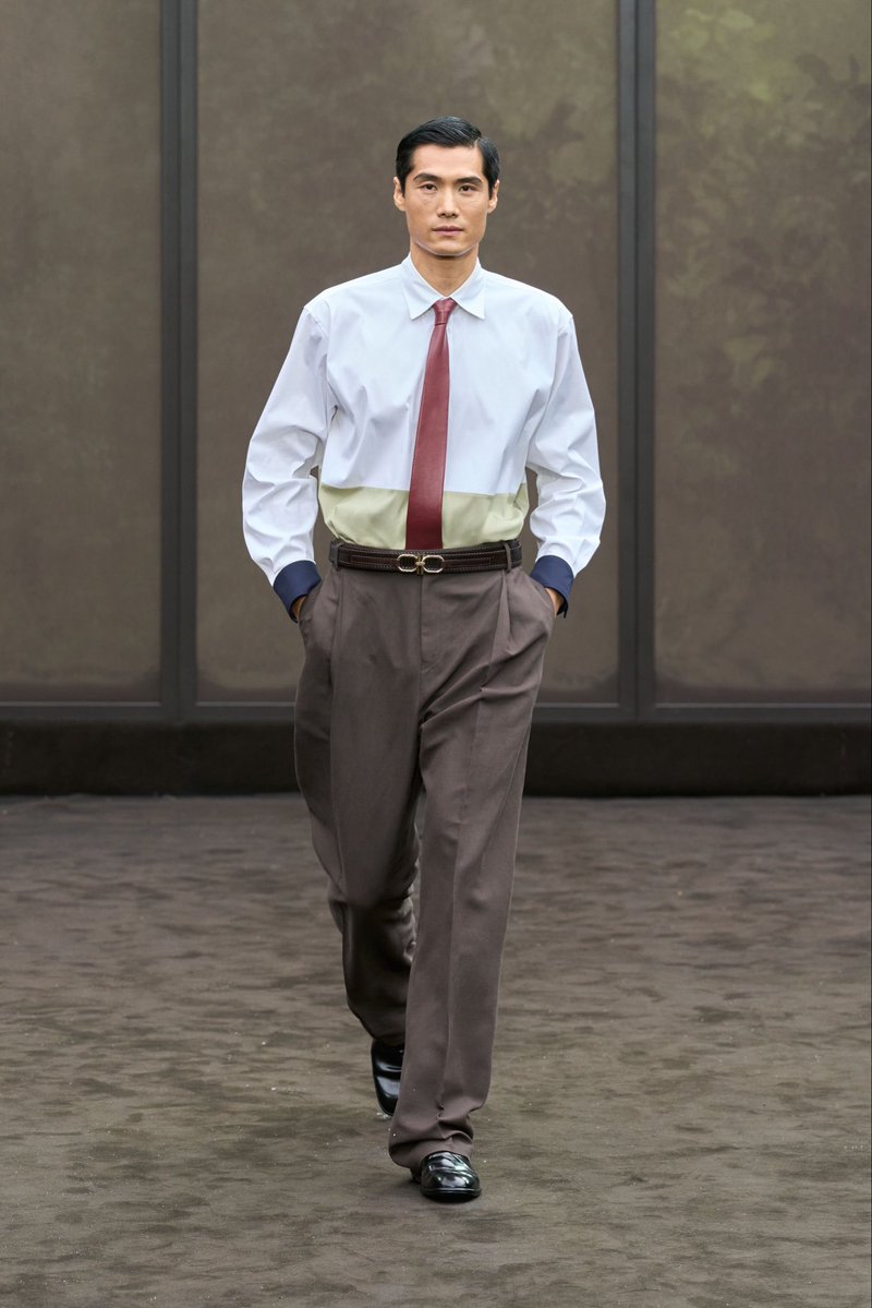 LegendaryLade's tweet image. Actor Tyriq Withers in Ferragamo SS26 RTW by Maximilian Davis! #WWDStyleAwards