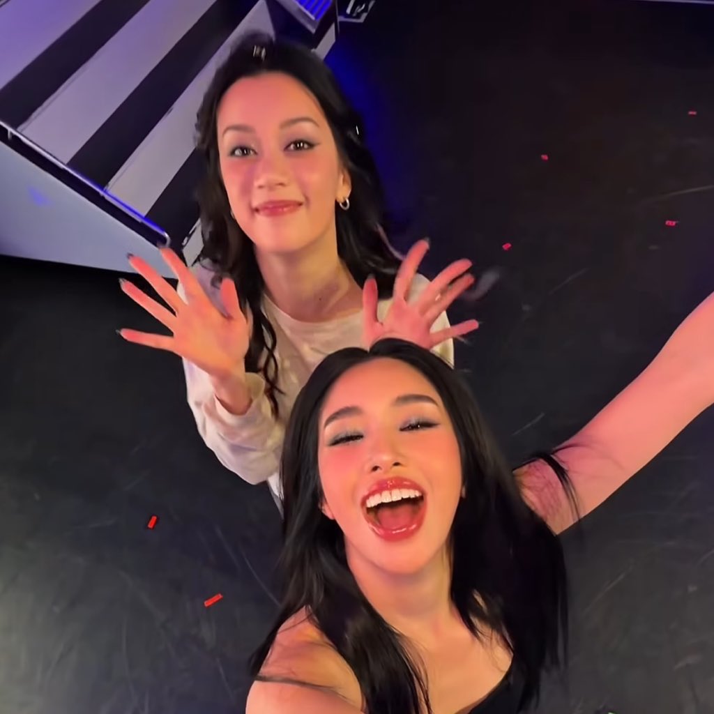 vmphia's tweet photo. sophia and megan look so cute pls 😢 https://t.co/Oo7HT85nEq