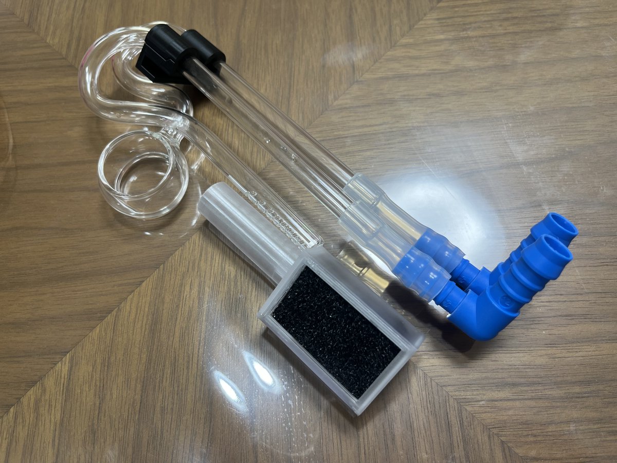 sumimar's tweet photo. ミニ水槽用にパイプセットを組んでる途中。3Dプリンターで、水槽ガラスの縁にパイプを固定する部品はほぼ完成！あとは汎用のフィルタースポンジを使って吸水部を底に延長する部品を作成中。市販品にはないフィット感。いい感じー。 https://t.co/k9Fh2HTqil
