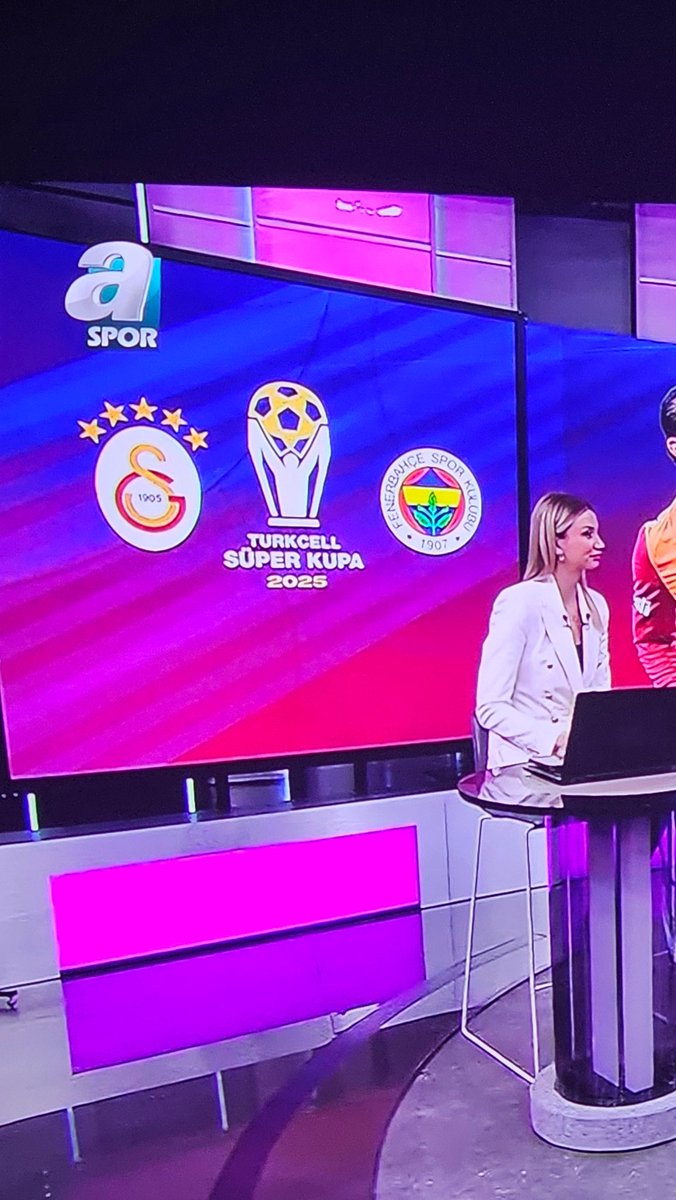 #SonSayfa Aspor yetkilileri siz bu kupanın resmi yayın organısınız. Resmi demek her şeyi düzgün kullanmak ve resmi haliyle kullanmanız gerekir. Galatasaray logosunda 5 yıldız Fenerbahçe logosunda ise 3 yıldız var. Peki bu nedir? Kimden korkuyorsunuz? Resmi şeylerden bahsediyoruz