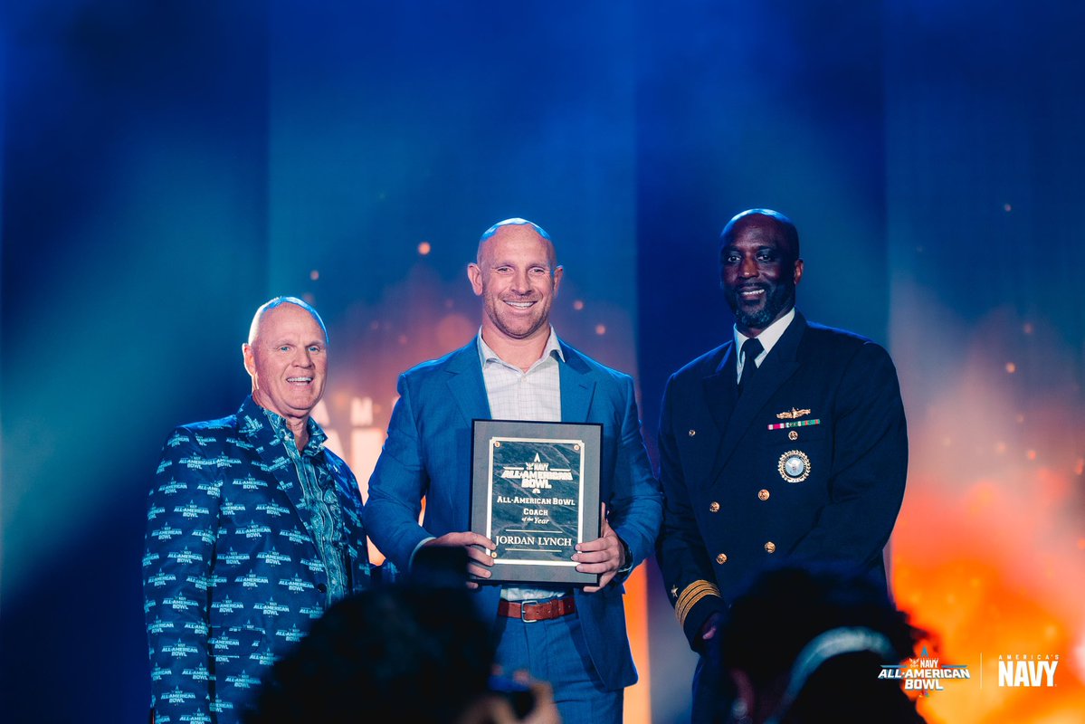 AABonNBC's tweet image. Built on Dante 🏆 

Congratulations to Coach @Jordanlynch06 for being named the winner of the Navy All-American Bowl Coach of the Year Award.

#NavyAAB 🇺🇸 @AmericasNavy
