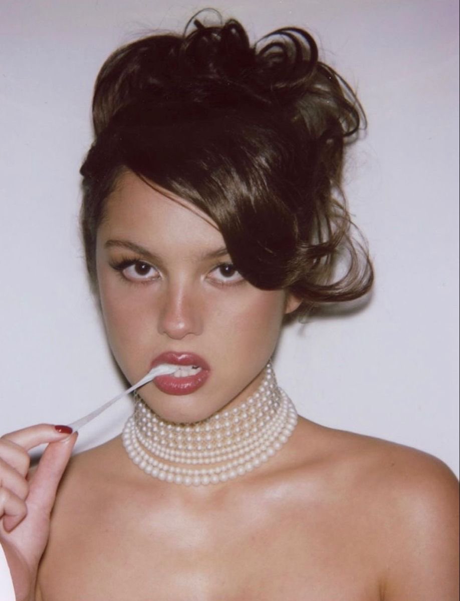 calyx seems pretty sad for a girl so in love tweet media