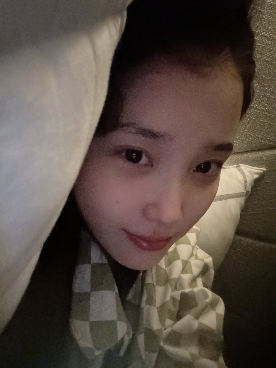 jjjeong918's tweet photo. 아 애나들 아이유한테 또 모닝키스 받음 https://t.co/8e1xHzuBuP