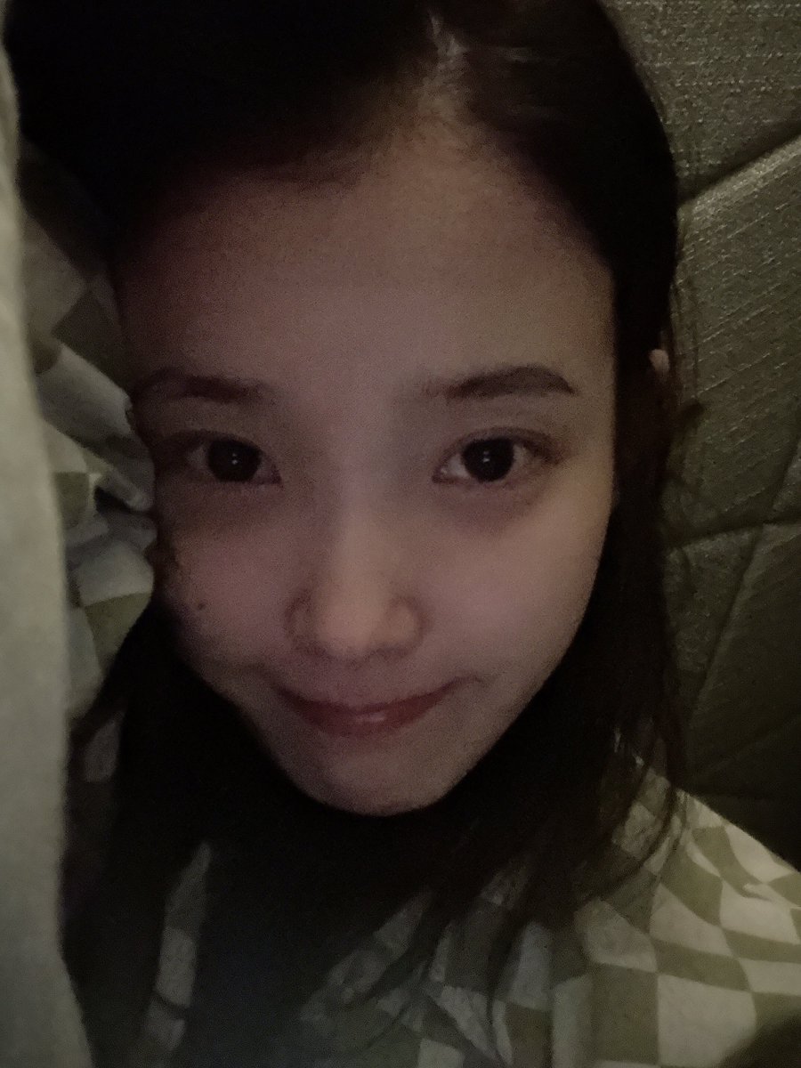 jjjeong918's tweet photo. 아 애나들 아이유한테 또 모닝키스 받음 https://t.co/8e1xHzuBuP