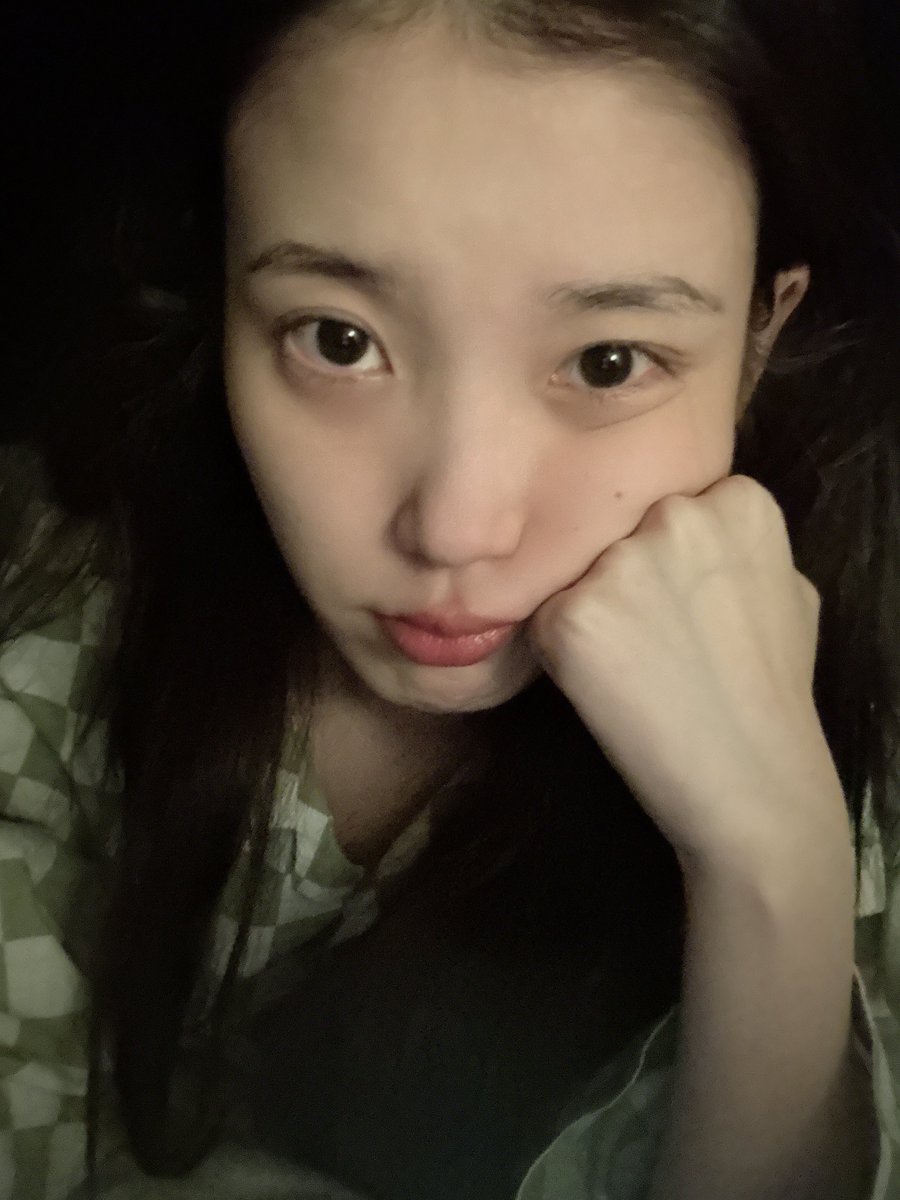jjjeong918's tweet photo. 아 애나들 아이유한테 또 모닝키스 받음 https://t.co/8e1xHzuBuP