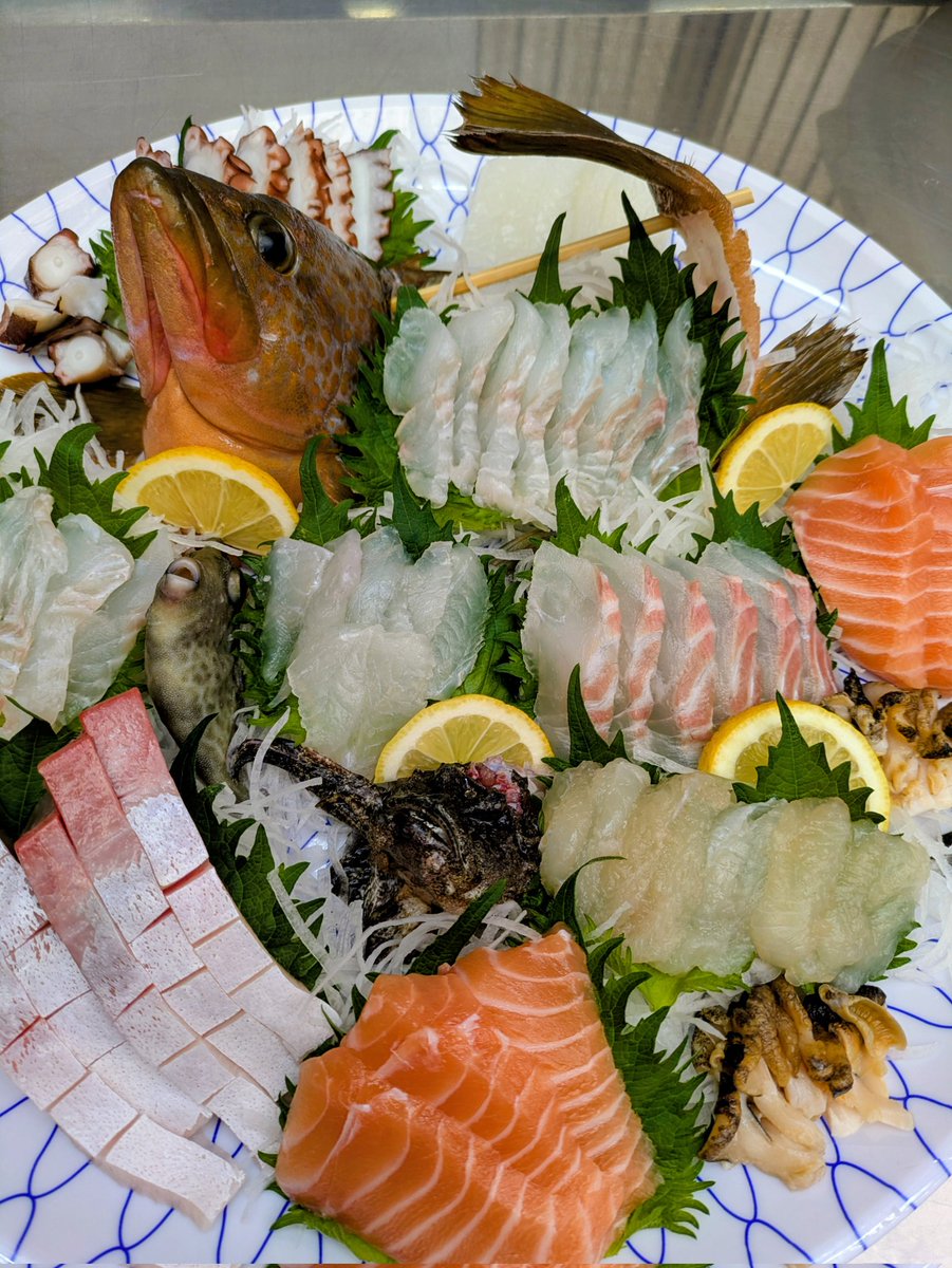 ryooken5ossan's tweet photo. 2026年🎉今年も宜しくお願い致します😊新��早々【折古の浜刺身盛合せセット】造って、本日三庄げんき市は刺身の販売😂すべて完売ありがとうございました😉👍午後からお店で、タコボール🐙やってるYo😋
#因島　#折古の浜　#三庄げんき市 https://t.co/DuxQ6xzYoG