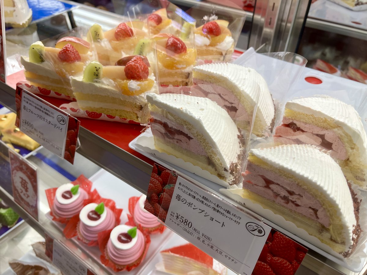 frespo__tosu's tweet photo. ▷不二家 フレスポ鳥栖店

今だけ！罪すぎる贅沢ミルクレープ登場😍
通常のミルクレープが14層のカスタードクリームなのに対し…『罪すぎミルクレープ（ミルキー）』はミルキークリームを使用したみっちり濃厚な20層！
ボリューム満点なケーキです✨

今週末はサンリオマカロンもお買得です♪
#不二家 https://t.co/5F2f38sxK8