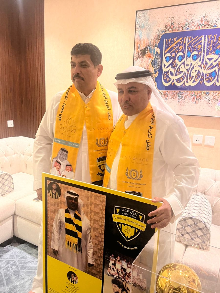 AjyalAlittihad's tweet photo. ⁧#اجيال_الاتحاد_تصل_الرقم_201
⁧#اجيال_الاتحاد_تكرم_رياض_عمرو⁩ 

تشرف ⁧#اجيال_الإتحاد⁩ مساء أمس الجمعة 20 رحب  1447هـ الموافق 9 يناير 2026م بزيارة نجم ⁧#الاتحاد⁩ السابق الكابتن ⁧#رياض_عمرو في بيته لتكريمه تقديراً لمسيرته مع النادي
#صور_من_التكريم https://t.co/5O2ymujyEX