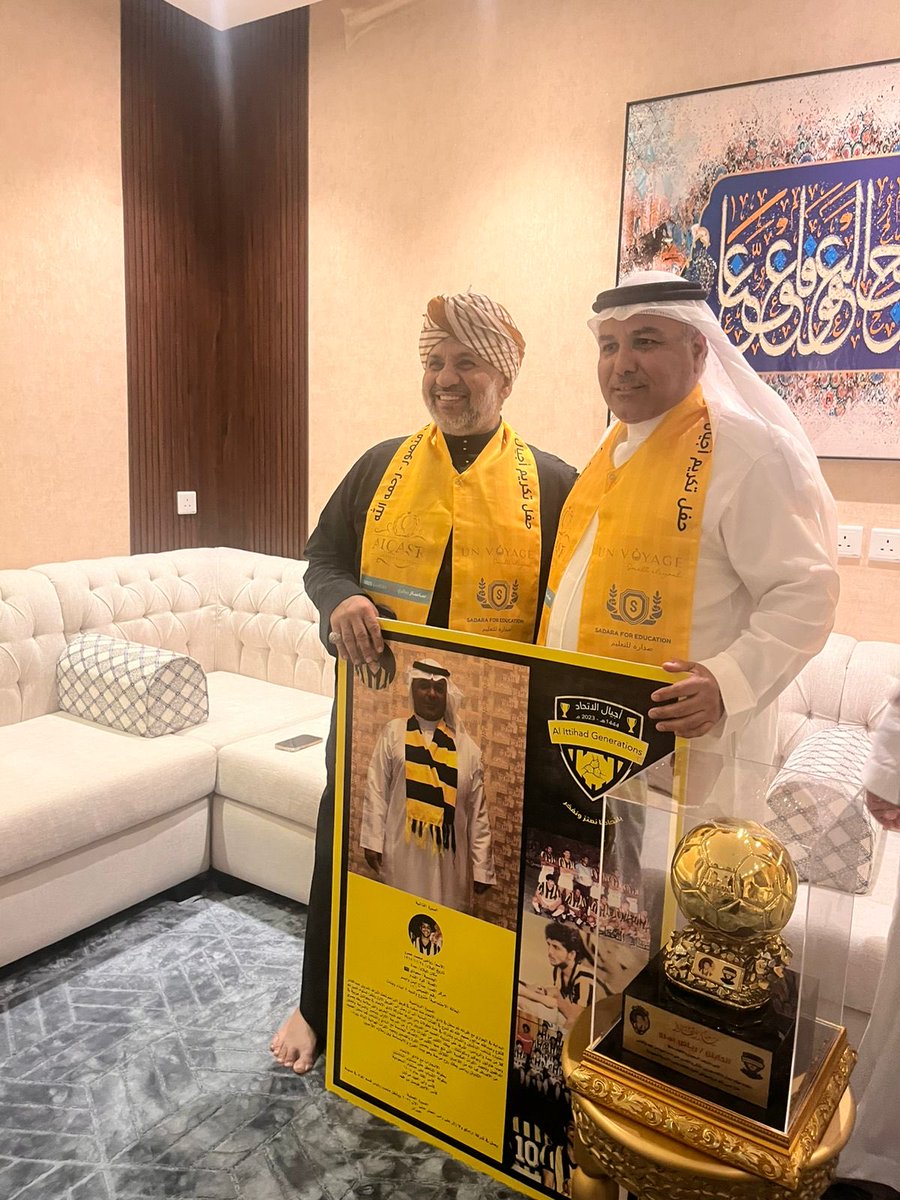 AjyalAlittihad's tweet photo. ⁧#اجيال_الاتحاد_تصل_الرقم_201
⁧#اجيال_الاتحاد_تكرم_رياض_عمرو⁩ 

تشرف ⁧#اجيال_الإتحاد⁩ مساء أمس الجمعة 20 رحب  1447هـ الموافق 9 يناير 2026م بزيارة نجم ⁧#الاتحاد⁩ السابق الكابتن ⁧#رياض_عمرو في بيته لتكريمه تقديراً لمسيرته مع النادي
#صور_من_التكريم https://t.co/5O2ymujyEX
