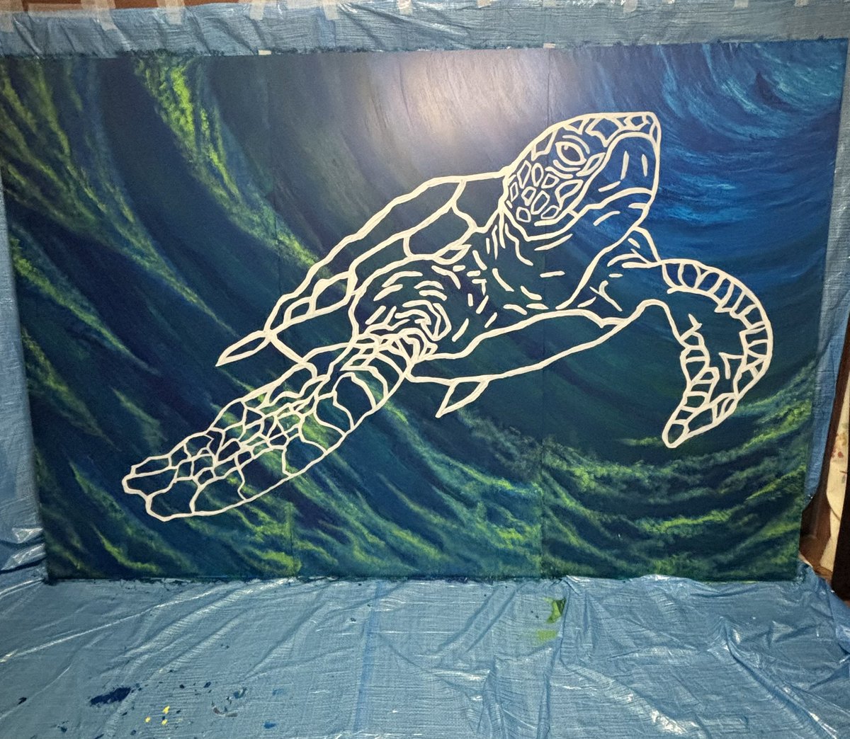 f0nn2's tweet photo. 『コスモ海洋』　金丸様

門司港レトロ　壁画制作中🐢✨

徐々に完成に近づいております👀✨

ここから、線を調整して色を重ねてとなります🙂‍↕️

コスモ海洋様の倉庫に似合う絵に仕上げたいと思います🙌✨

どうぞ宜しくお願い致します🙇‍♂️✨

#門司港 #レトロ #コスモ海洋 #壁画 #画家 #抽象画 https://t.co/1spW30yPoK