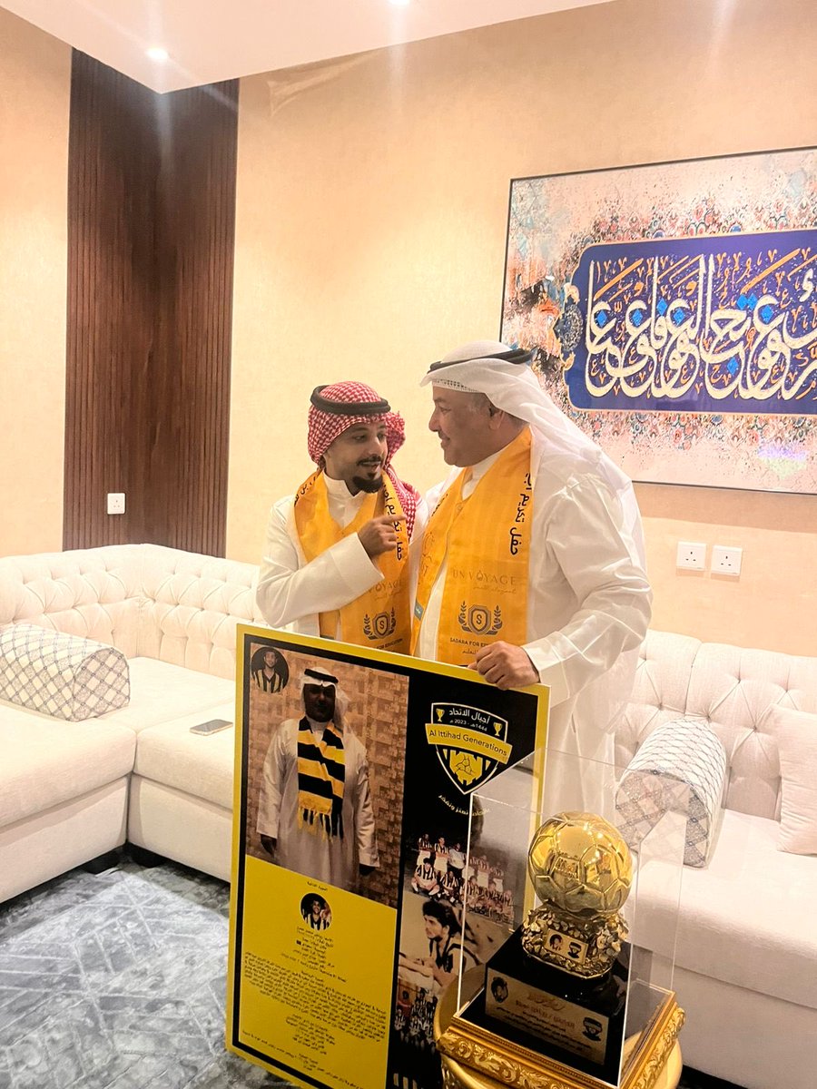 AjyalAlittihad's tweet photo. ⁧#اجيال_الاتحاد_تصل_الرقم_201
⁧#اجيال_الاتحاد_تكرم_رياض_عمرو⁩ 

تشرف ⁧#اجيال_الإتحاد⁩ مساء أمس الجمعة 20 رحب  1447هـ الموافق 9 يناير 2026م بزيارة نجم ⁧#الاتحاد⁩ السابق الكابتن ⁧#رياض_عمرو في بيته لتكريمه تقديراً لمسيرته مع النادي
#صور_من_التكريم https://t.co/5O2ymujyEX