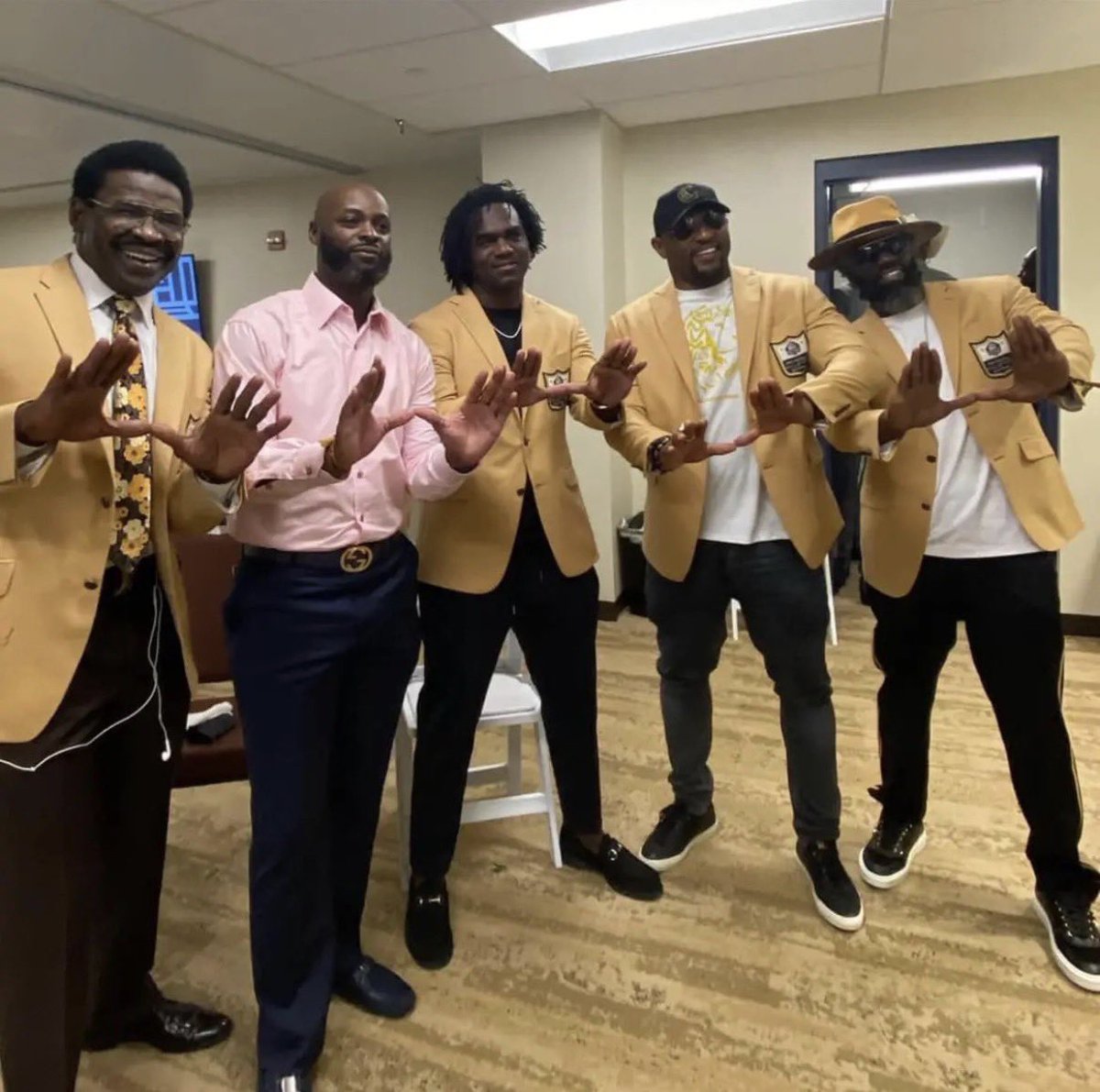ampharris's tweet photo. Hanging out with these guys from the βUβ is gonna be interesting ππ.These legends about to get this #IU businessπ₯π₯@EdgerrinJames @ReggieWayne_17 @TwentyER #SantanaMoss #AndreJohnson @michaelirvin88 @raylewis @IndianaFootball vs @CanesFootball
I gotta get tickets to the game. https://t.co/jSz2y31uxs
