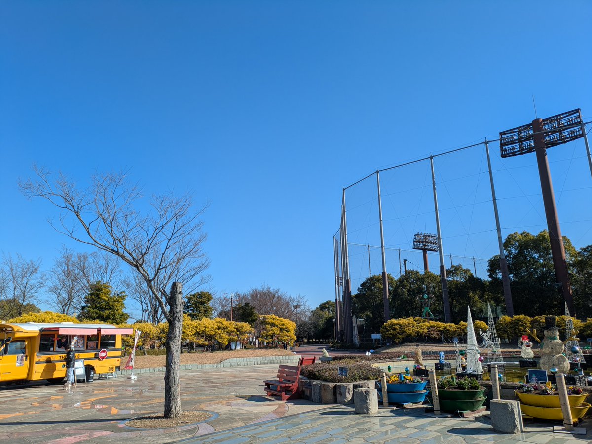 1/10（土）
昨日、おとといと比べるとおだやかな陽気です。（あくまで「比べると」ですが💦）総合公園は今日はキッチンカーが出店中。イルミネーションは今度の月曜の祝日までです。まだの方、ぜひお越しください。