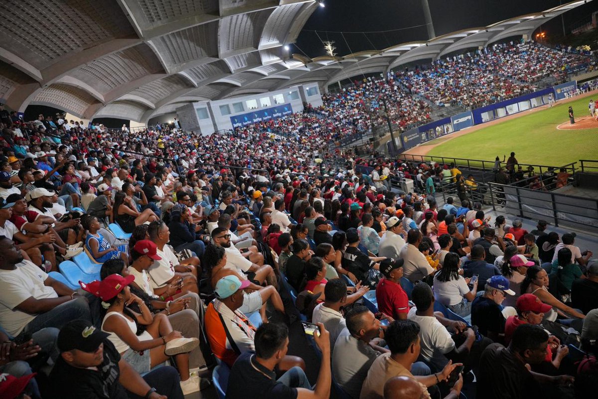 ¿Que #Cartagena dejó de ser beisbolera? ⚾️

Noche de <a href="/LPB_COL/">Liga Profesional de Béisbol Colombiano</a> en el 11 de Noviembre, Abel Leal. ¡Campo lleno y <a href="/tigresdectg/">Tigres de Cartagena</a> ganando!  Vamos pa' la final.