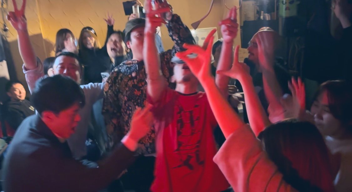 昨夜は242回目2026年初回Exit Musicでした🍻寒い中道玄坂までお越しいただいた沢山の音楽、酒好きの皆様ありがとうございました😊昨年OASIS祭り、フランツ、ロキソニなどからSNSで新たにExit Musicみつけて来てくれた方も多数✨ていうかお面て偉大w 今年も毎月金曜日道玄坂の夜盛り上げてまいります🙌